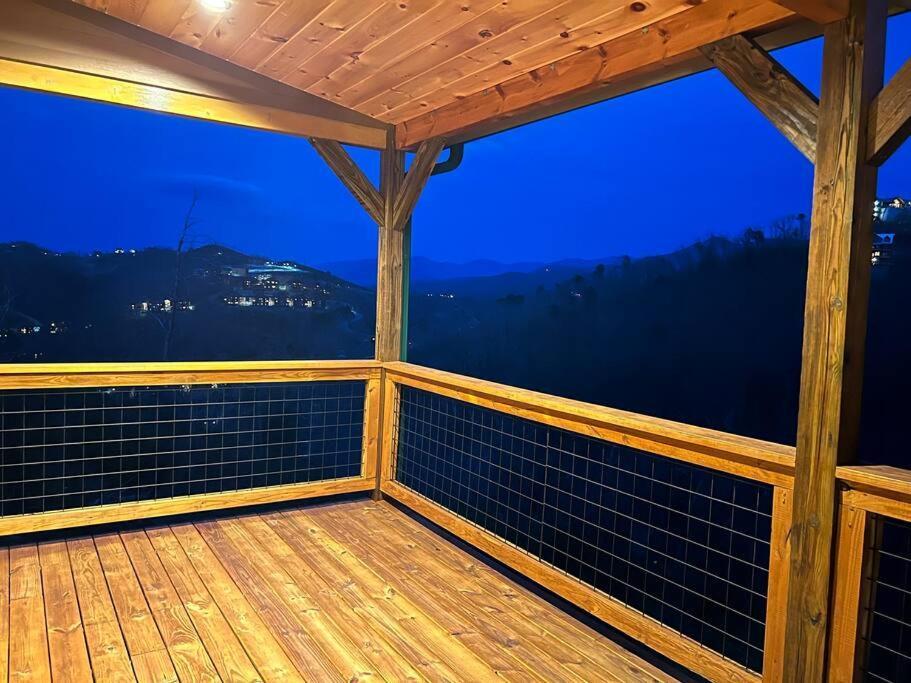 * * 4 Master Bedrooms, Views, Theater, Arcade, Evc Gatlinburg Eksteriør billede