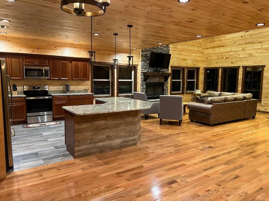 * * 4 Master Bedrooms, Views, Theater, Arcade, Evc Gatlinburg Eksteriør billede