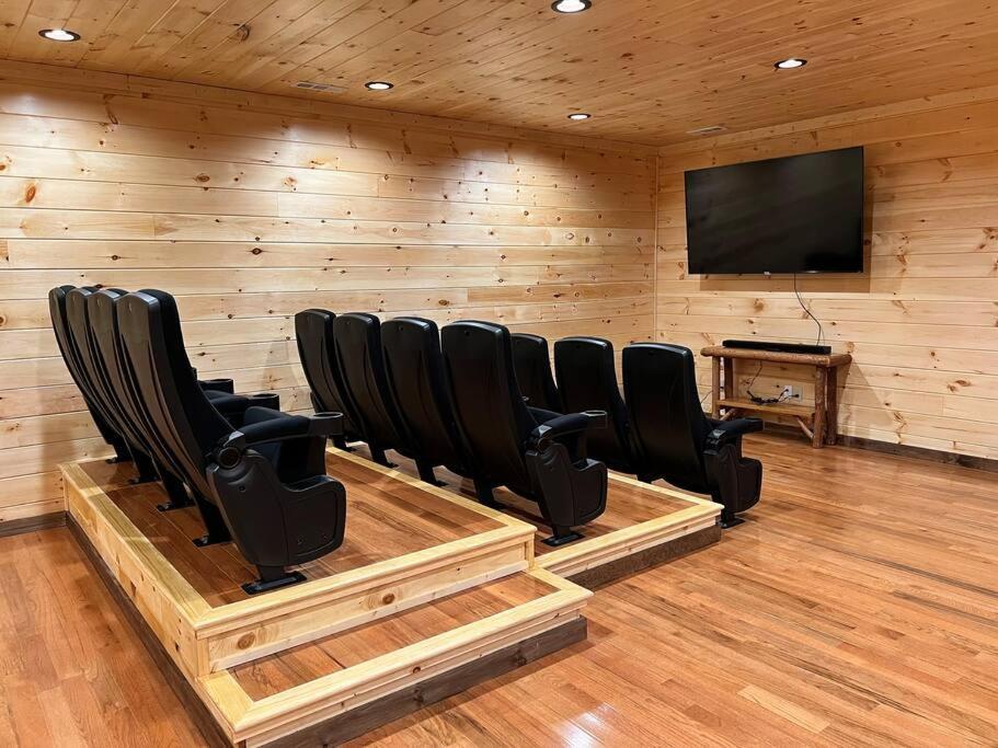 * * 4 Master Bedrooms, Views, Theater, Arcade, Evc Gatlinburg Eksteriør billede